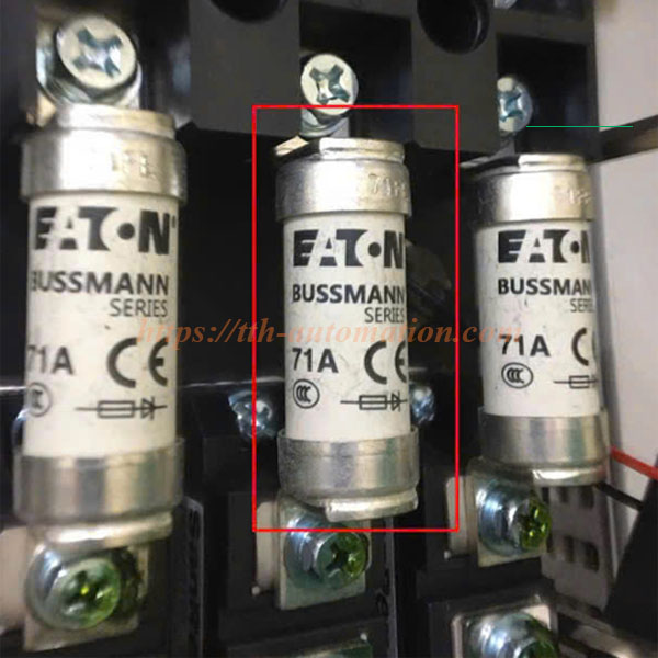 Hướng dẫn sử dụng cầu chì 3 Cầu chì Bussmann 71A EATON lắp trên bo nguồn tủ điện công nghiệp