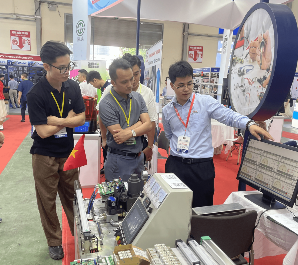 TTH Automation tham gia các triển lãm 1 anh dai dien trien lam TTH